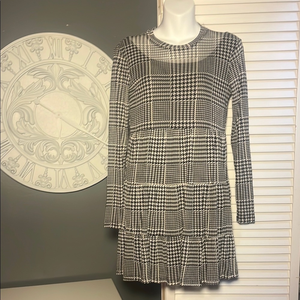 Lily Rose Black and White Ruffled Long Sleeve Sheath Dress